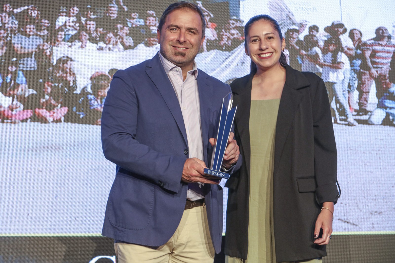 Representantes del proyecto sostienen el premio Eikon de Educar hasta la cima.