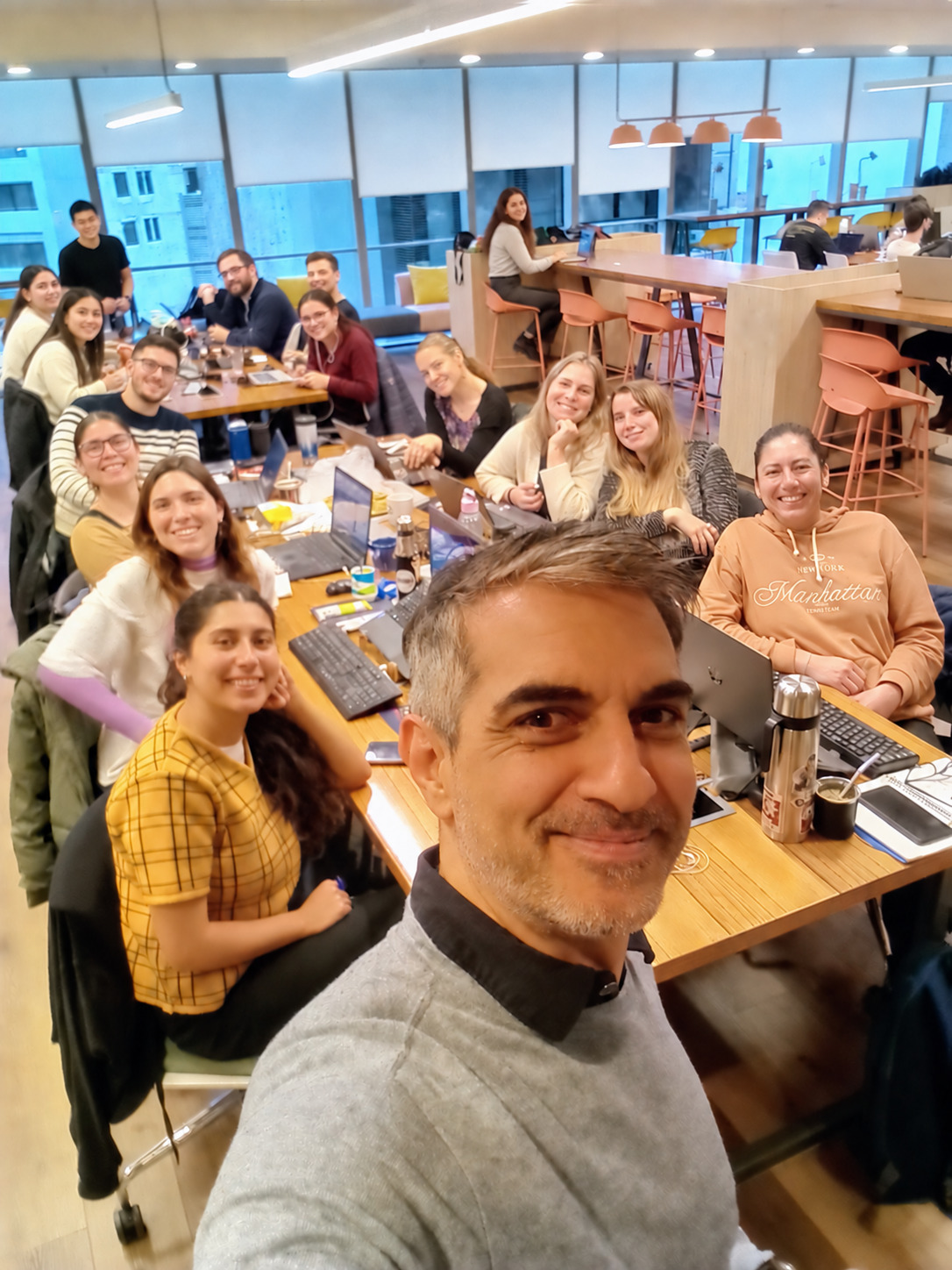 El equipo de Pg1 reunido alrededor de una mesa.
