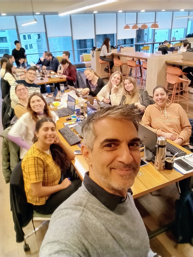 El equipo de Página 1 reunido alrededor de una mesa.