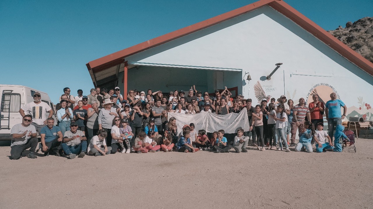 Participantes del programa Educar hasta la cima frente a la Escuela Ceferino Namuncurá.